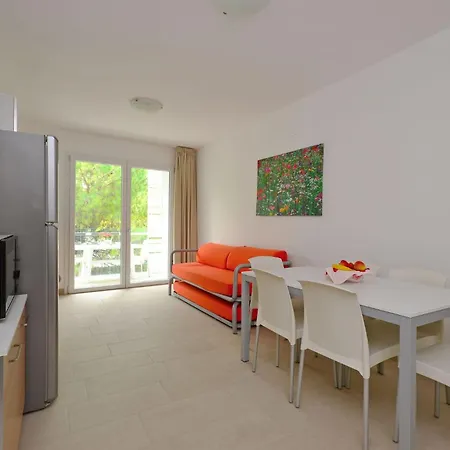 Seaside Retreat With Solarium And Pool Apartment Lignano Sabbiadoro